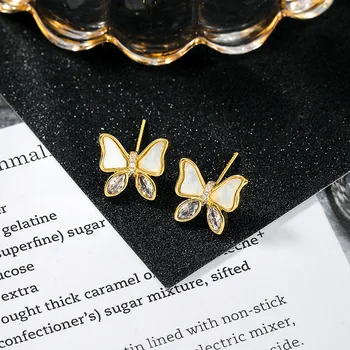 2020 Novo pogodbo Majhen metulj modeliranje Ženske uhane fashion globe crystal sijoče Stud Uhani joker temperament
